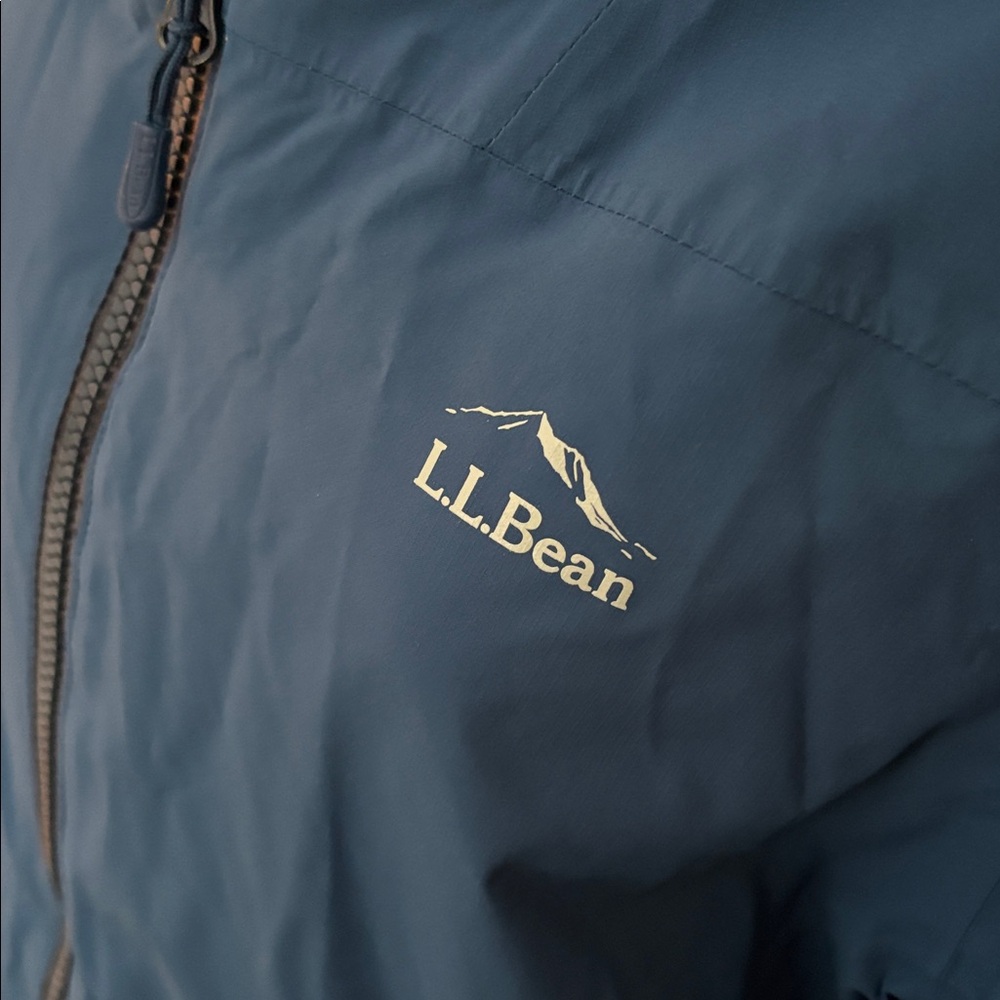 LL Bean Women's Waterproof PrimaLoft Packaway Jacket in dark marine blue - Picture 4 of 12